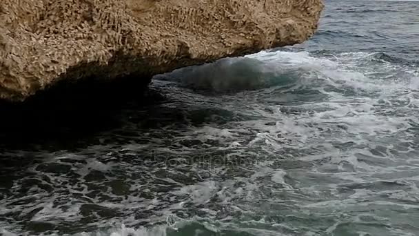Steenachtige Zeekust in Egypte en golven onder stenen in Slow Motion. — Stockvideo