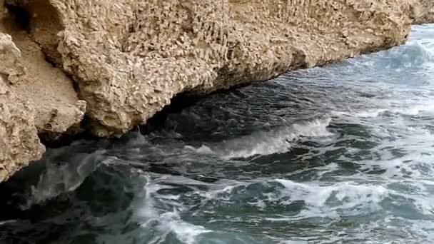 Splendid Stony Sea Coast in Egypt With Impressive Tidying Waves Covered With Foaming Splashes in Slow Motion. — Stock Video
