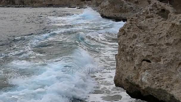 Stony Sea Coast en Egipto con impresionantes olas de limpieza cubiertas con salpicaduras de espuma en otoño — Vídeos de Stock