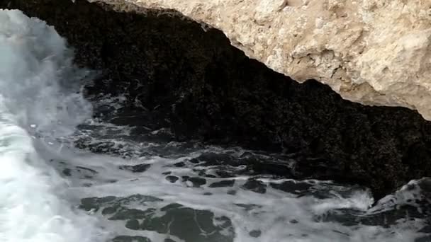 Salpicaduras de olas en la playa de Red Seea con una gran piedra en un día soleado en otoño — Vídeos de Stock