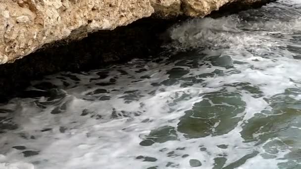 Crash incroyable des vagues sur le rivage pierreux au ralenti . — Video