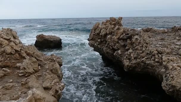 Stony Sea Coast en Egipto con un impresionante canal estrecho y olas ordenadas cubiertas con salpicaduras de espuma en otoño — Vídeos de Stock