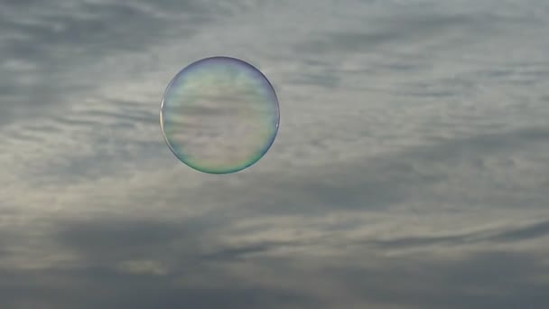 Seifenblase fliegt in den blauen und wolkenverhangenen Himmel und besticht durch ihren transparenten und festlichen Anblick im Herbst — Stockvideo