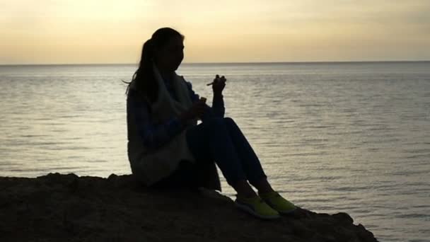 Flicka vid solnedgången på havet gör bubblor på roliga sätt i Slow Motion. — Stockvideo