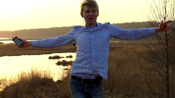Young Man está praticando alguma dança de salão ao pôr do sol em câmera lenta . — Vídeo de Stock