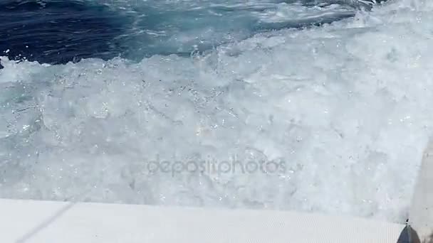 Skum på ytan av den vatten bakom ett snabbt flytta Motor båt nära upp i Slow Motion — Stockvideo