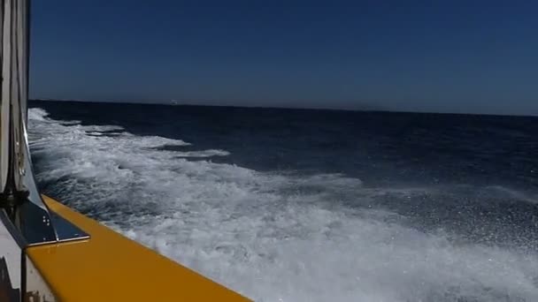 Un flux puissant d'eau moussée le long d'un bateau jaune en mouvement rapide au ralenti — Video