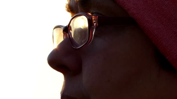 Primer plano de tiro de gafas en la cara de la mujer de la Edad Media al atardecer . — Vídeos de Stock