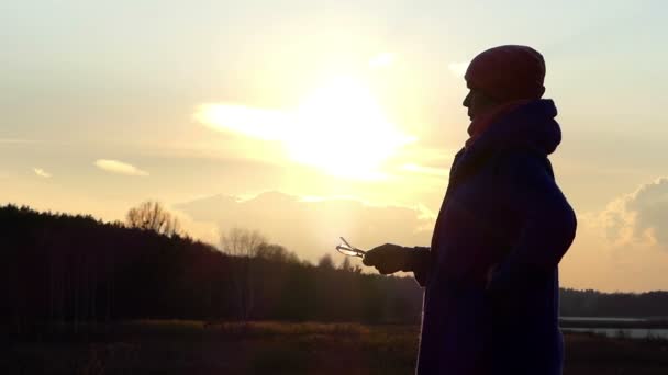 Mulheres lendo ao pôr do sol no período frio . — Vídeo de Stock