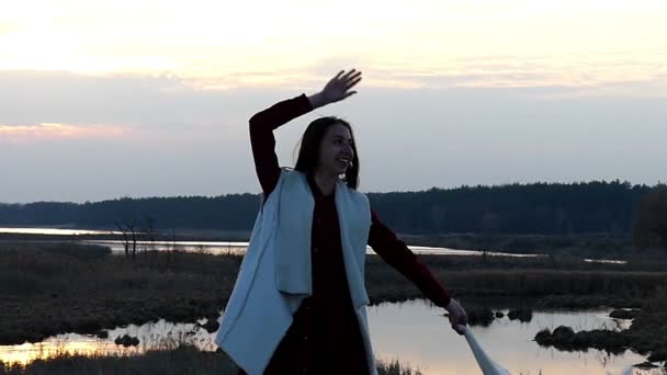 Chica bailando con chal al atardecer en cámara lenta . — Vídeos de Stock