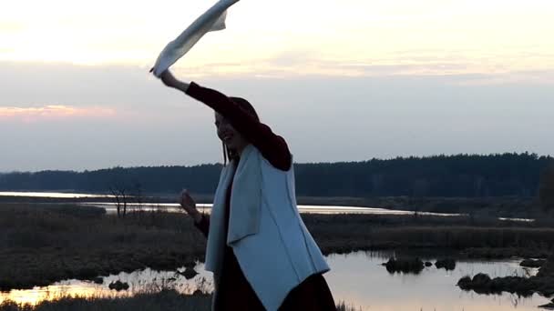 Meisje dansen met sjaal bij zonsondergang in Slow Motion. — Stockvideo