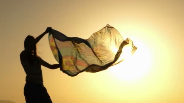 Flicka dansa med sarong i Slow Motion på stranden vid solnedgången. — Stockvideo