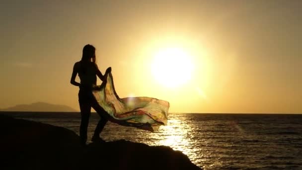 Ağır çekimde Pareo ile gün batımında sahilde dans kızı. — Stok video