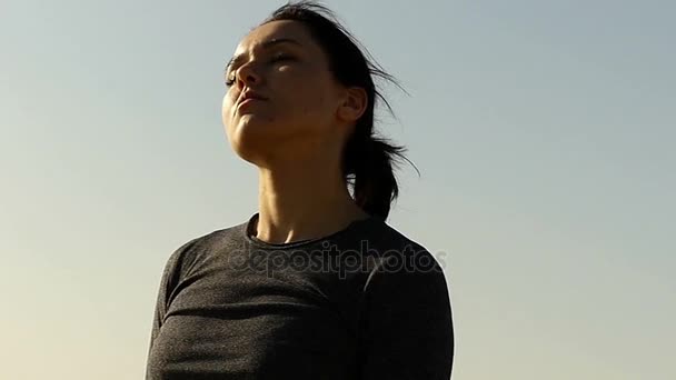Tilt dziewczyna na bok głowę w zwolnionym tempie, o zachodzie słońca. — Wideo stockowe
