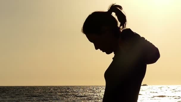 Ragazza fa esercizio per la spalla al tramonto in slow motion . — Video Stock