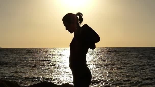 Cvičení pro zdravá ramena s profesionálním trenérem při západu slunce. — Stock video