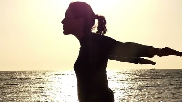 Sportig tjej att göra uppvärmning före träning vid solnedgången i Slow Motion. — Stockvideo