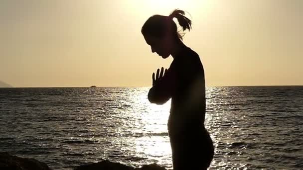 Lány teszi az íj Martial Arts, lassítva a naplemente. — Stock videók