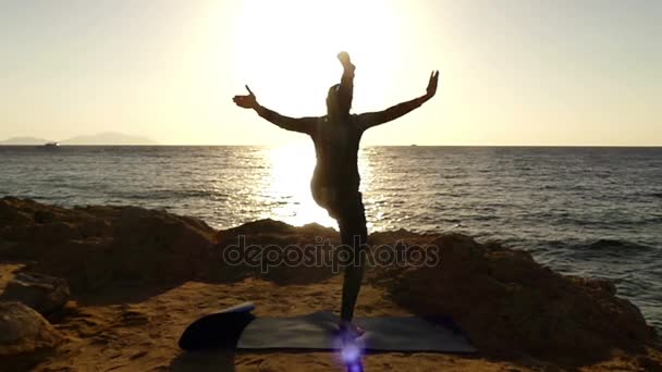 Flicka gör garn på ett ben i Slow Motion vid solnedgången. — Stockvideo