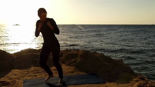 Mma treinando na praia ao pôr do sol em câmera lenta . — Vídeo de Stock