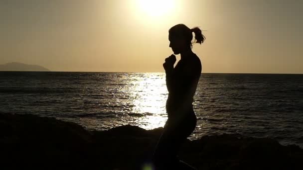 Κορίτσι στο ηλιοβασίλεμα εμφάνιση μπροστά κλωτσιά από το πόδι της σε αργή κίνηση. — Αρχείο Βίντεο