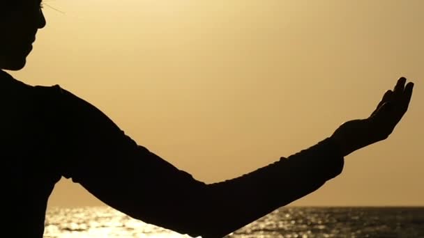 Chica hace la práctica del Tíbet con energía en la playa en cámara lenta . — Vídeos de Stock