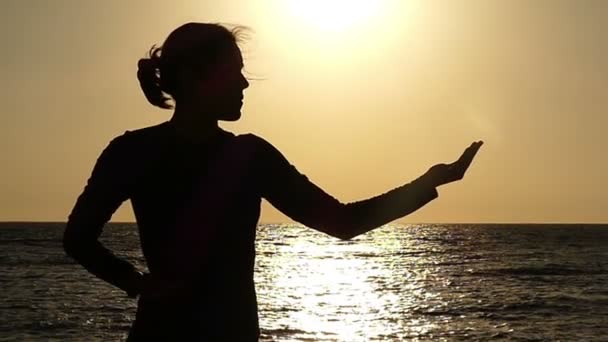 Flicka gör Tibet praxis med energi vid solnedgången i Slow Motion. — Stockvideo