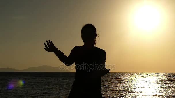 Menina praticar Qigong ao pôr do sol em câmera lenta . — Vídeo de Stock