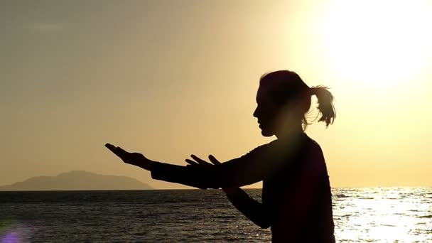 在日落时在慢动作中女孩练习气功. — 图库视频影像
