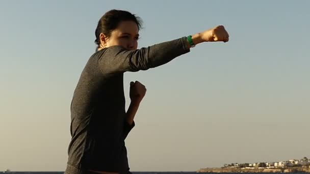 Menina Boxe ao nascer do sol em câmera lenta . — Vídeo de Stock