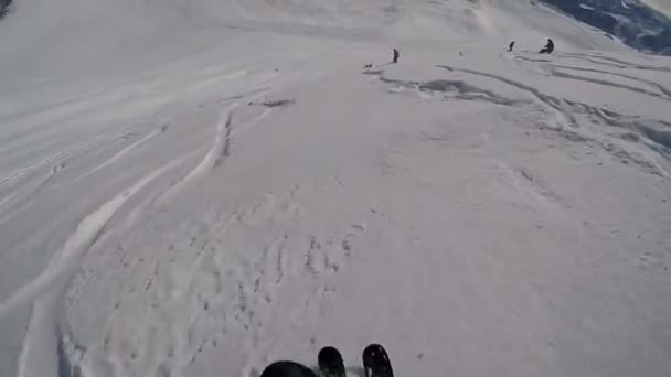 Kayakçı hızlı bir şekilde diğer snowboard ilerleyecektir — Stok video