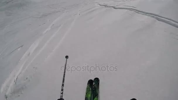 Лыжник быстро движется вперед, позади других сноубордистов вдоль высоких гор — стоковое видео