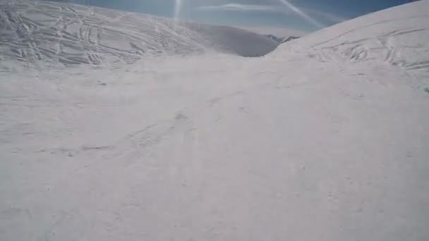 Kayakçı hızlı hamle ile diğer snowboard kadar alıcı ileri, — Stok video