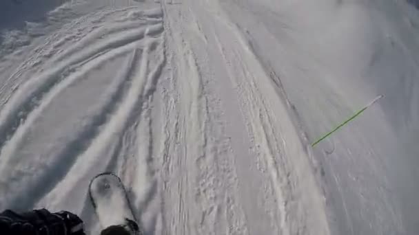 Movimento rápido em Snowboard nas montanhas . — Vídeo de Stock