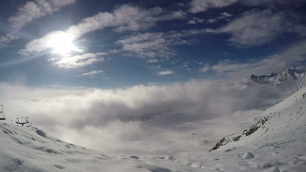 Зимняя панорама с горнолыжных склонов и подъемников в туманный солнечный день в широком углу — стоковое видео