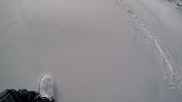 Snowboarder Avanzare attivamente sullo snowboard al rallentatore — Video Stock