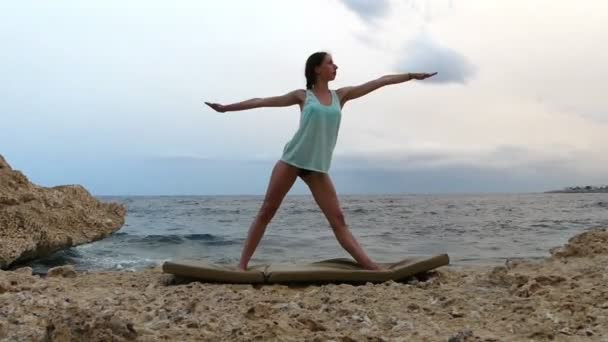 Jonge vrouw is doet Triangle Yoga Pose. — Stockvideo