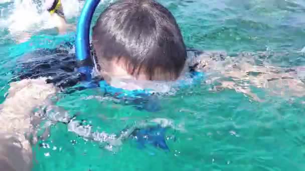 Adam sualtı şnorkel ve dalış sualtı maskesi. — Stok video