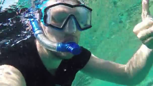 Человек под водой Ныряние с маской и трубкой . — стоковое видео