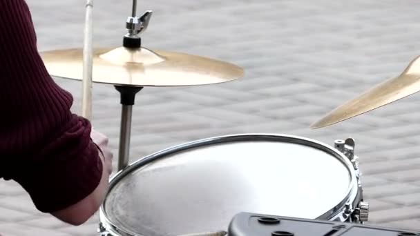 Spelen op de Drums op straat in Real Time. — Stockvideo