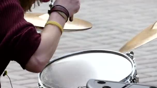 Artista callejero tocando en la batería en la calle - Vista trasera . — Vídeo de stock