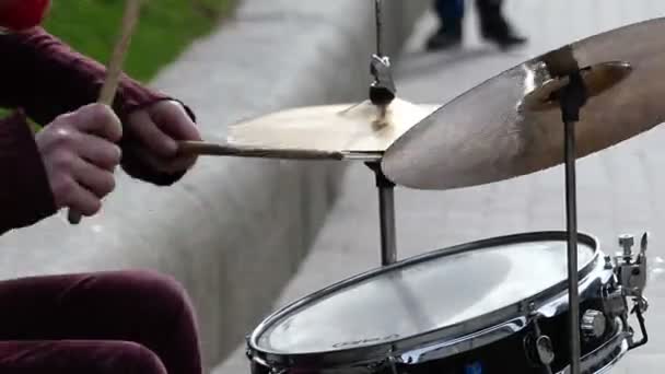 Hände des Straßentrommlers schlagen die Trommeln. — Stockvideo