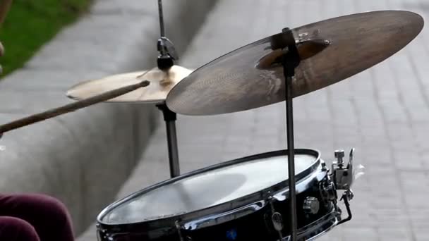 Street Drummer Beats the Drums. — Stock Video