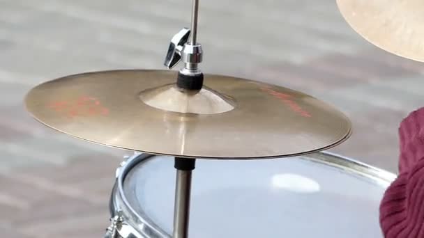 Drumsticks Hit de bekkens close-up. — Stockvideo