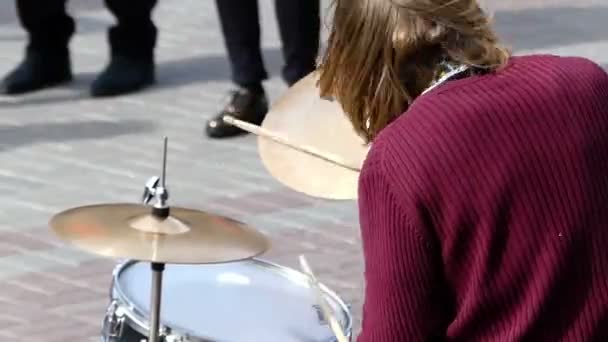 Artista callejero tocando en la batería en la calle - Vista trasera . — Vídeo de stock