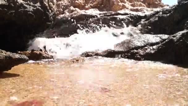 Zee golven die crashte op de steenachtige kust. — Stockvideo