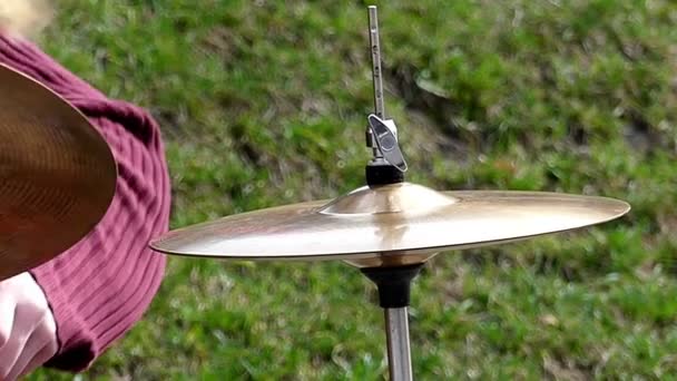 Outdoor Performance - Drum Sticks raken de trommel in Slow Motion. — Stockvideo