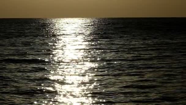 Fondo - Luz de la pista de plata brilla en la superficie del agua oscura — Vídeos de Stock