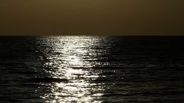 在日落时的阳光路径与背景静态水景观 — 图库视频影像