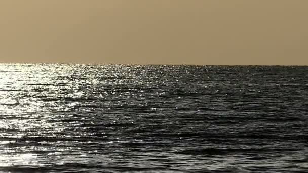 Paesaggio marino al tramonto con acqua scintillante d'argento in movimento lento — Video Stock